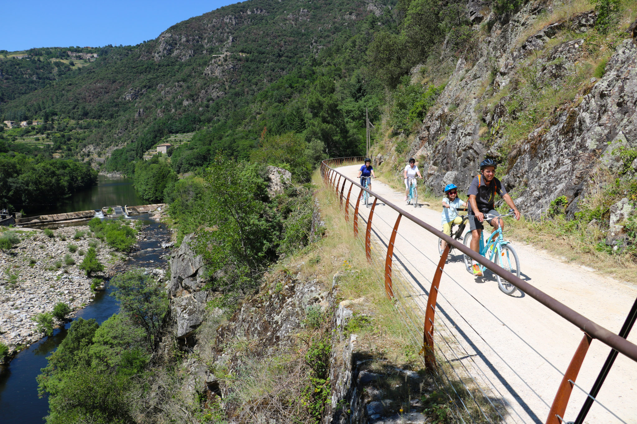 Vacances à vélo pour toute la famille en Ardèche Buissonniere